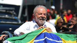 لوئیز ایناسیو لولا داسیلوا پیروزی در انتخابات ریاست جمهوری یکشنبه شب را در سائوپائولو برزیل جشن گرفت.